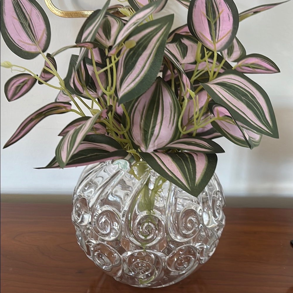 Elegant Glass Vase w/ double layered swirls